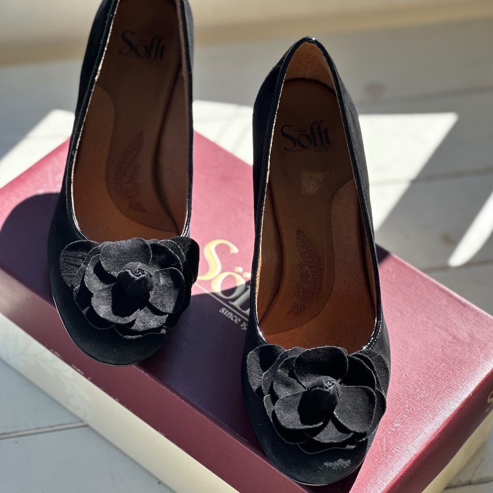 SOFFT Fiorella Black Suede Floral Applique Round Toe Slip On Pump Heels Size 9